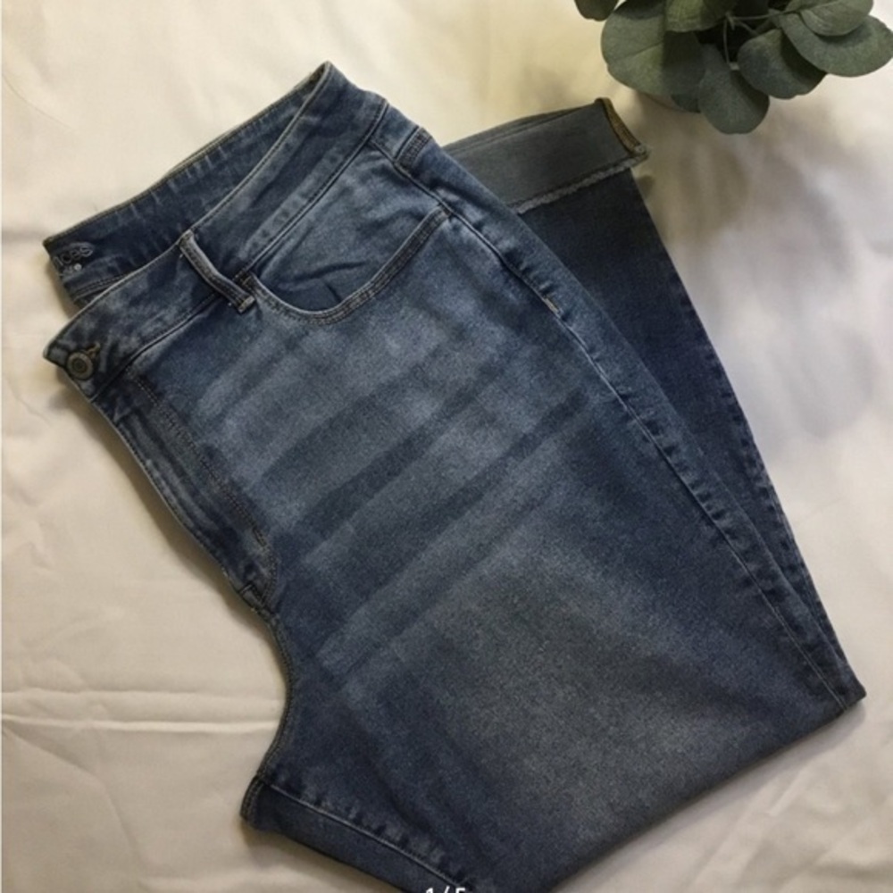 Maurice’s high rise cuffed bottom jeggings, med wash size 24S.